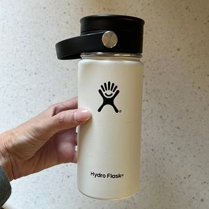 Hydro flask water bottle with twist off top